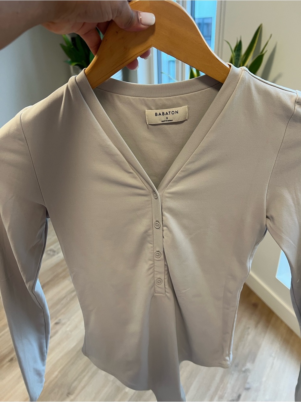 Aritzia Babaton V-Neck longsleeve bodysuit in light grey.